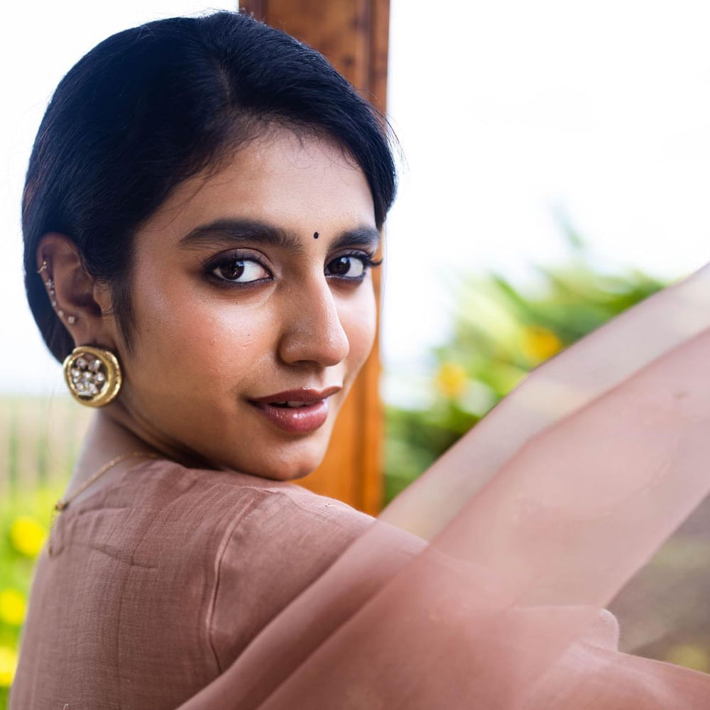 ప్రియా ప్రకాష్ వారియర్.. ఓవర్ నైట్ లో స్టార్ అయ్యి వింక్ గర్ల్ గా ఫుల్ క్రేజ్ తెచ్చుకున్న ఈ ముద్దుగుమ్మ కంప్లీట్ స్థాయిలో విజయాలు అందుకోలేకపోయింది. కానీ సోషల్ మీడియాలో హాట్ ఫోజులతో , కొత్త కొత్త ఫొటోస్ తో యూత్ లో గట్టి ఫాలోయింగ్ సంపాదించింది. లేటెస్ట్ గా ఈ సొగసరి షేర్ చేసే ఫొటోస్ చూసి కుర్రకారు ఉక్కిరి బిక్కిరి అవుతుంటారు.. గ్లామర్ డోస్ తో అందరిని ఆకట్టుకుంటుంది ప్రియా.