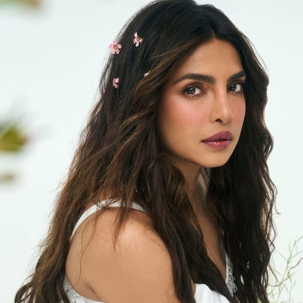 Priyanka - ప్రియాంక సపోర్ట్ హాలీవుడ్‌లో జరుగుతున్నsag aftra Strike కి నటి ప్రియాంక చోప్రా తన మద్దతు తెలిపారు. నా యూనియన్‌తోనూ, కొలీగ్స్ తోనూ ఉంటాను. అందరం కలిసి మంచి భవిష్యత్తును సాధిద్దాం అని పోస్ట్ చేశారు ప్రియాంక చోప్రా. స్టైక్‌ పూర్తయ్యేవరకు ప్రపంచంలోని ఏ మూల కూడా తాను షూటింగ్‌లో పాల్గొననని చెప్పారు. ఆమె ప్రధాన పాత్రలో నటిస్తున్న హెడ్స్ ఆఫ్‌ స్టేట్‌ షూటింగ్‌ ఆగిపోయింది.