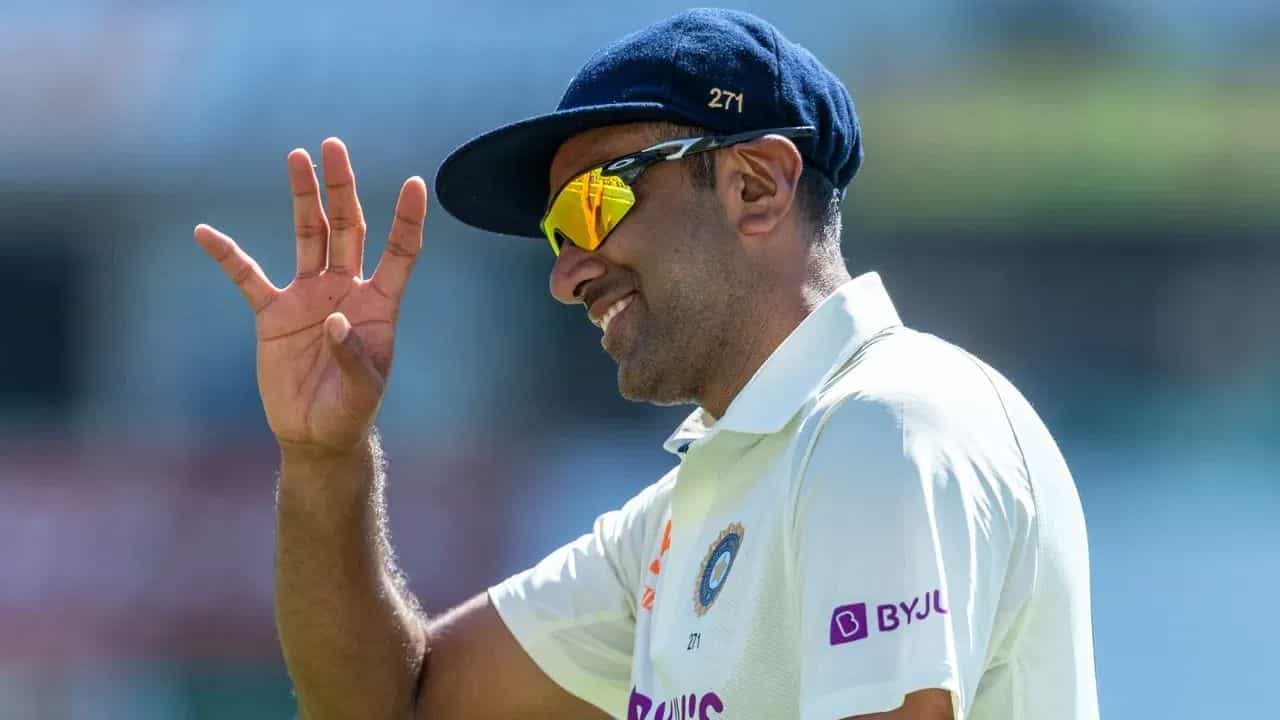 మరి అంతర్జాతీయ క్రికెట్లో (ఆసియా ఎలెవన్తో సహా) అత్యధిక వికెట్లు తీసిన భారత బౌలర్లు ఎవరో ఇప్పుడు చూద్దాం...