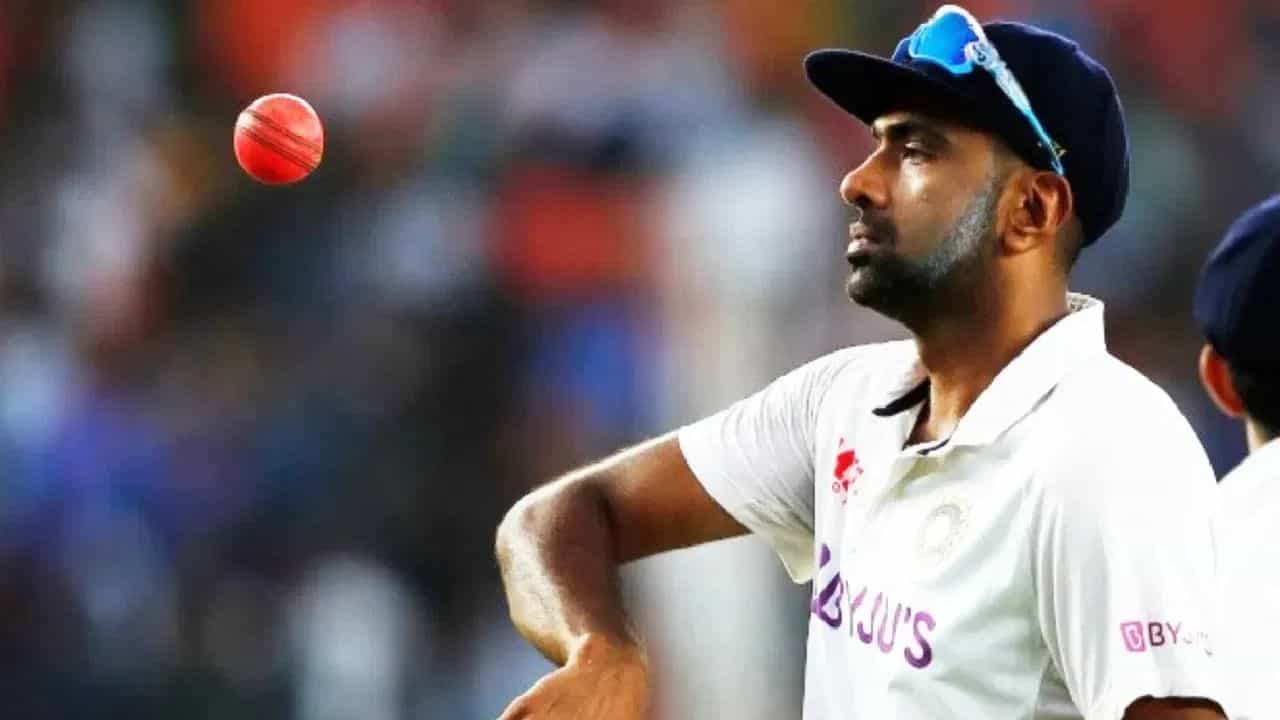 India Vs West Indies: పోర్ట్ ఆఫ్ స్పెయిన్ వేదికగా వెస్టిండీస్తో జరుగుతున్న 2వ టెస్టులో రవిచంద్ర అశ్విన్ మొత్తం 3 వికెట్లు పడగొట్టి ప్రత్యేక రికార్డు సృష్టించాడు. అది కూడా హర్భజన్ సింగ్ను అధిగమించడం గమనార్హం.