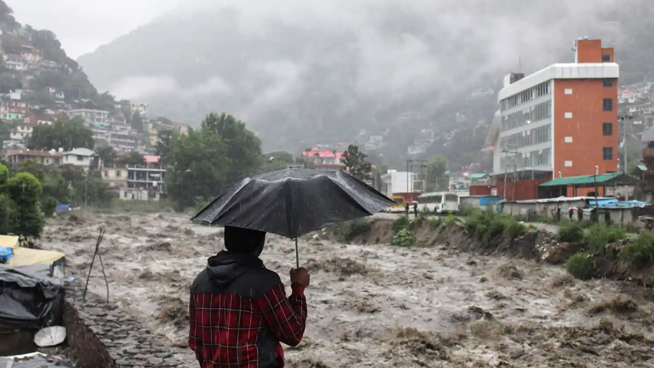 ఉత్తర భారత్‌ను భారీ వర్షాలు అతలాకుతలం చేస్తున్నాయి. ముఖ్యంగా ఢిల్లీ, జమ్మూకశ్మీర్, హిమాచల్ ప్రదేశ్, ఉత్తరఖాండ్, హర్యాణా, పంజాబ్ రాష్ట్రాల్లో వాగులు, నదులు ఉద్ధృతంగా ప్రవహిస్తున్నాయి. రోడ్లు, ఇళ్లు, వాహనాలు నీటిలో కొట్టుకుపోతున్నాయి. 