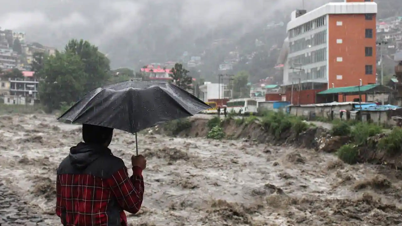 ఉత్తర భారతదేశంలో భారీ వర్షాలు అతలాకుతాలం చేస్తున్నాయి. వర్షాల ధాటికి పలు ప్రాంతాల్లో వరదలు ముంచెత్తుతున్నాయి. ముఖ్యంగా ఢిల్లీ, హిమాచల్ ప్రదేశ్, ఉత్తరాఖండ్, జమ్మూకశ్మీర్, హర్యాణాలో దీని తీవ్రత అధికంగా ఉంది. 