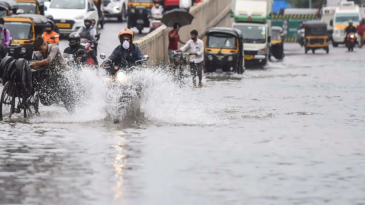 ఉత్తర భారతదేశంలోని పలు రాష్ట్రాల్లో భారీ వర్షాలు కురుస్తున్నాయి. వర్షం ధాటికి పలు ప్రాంతాల్లో రహదారలన్నీ చెరువులు తలపిస్తున్నాయి. లోతట్టు ప్రాంతాలన్నీ మునిగిపోయాయి. దీంతో చాలా ప్రాంతాల్లో ట్రాఫిక్ జాం కావడంతో ఎక్కడికక్కడే వాహనాలు నిలిచిపోయాయి. 
