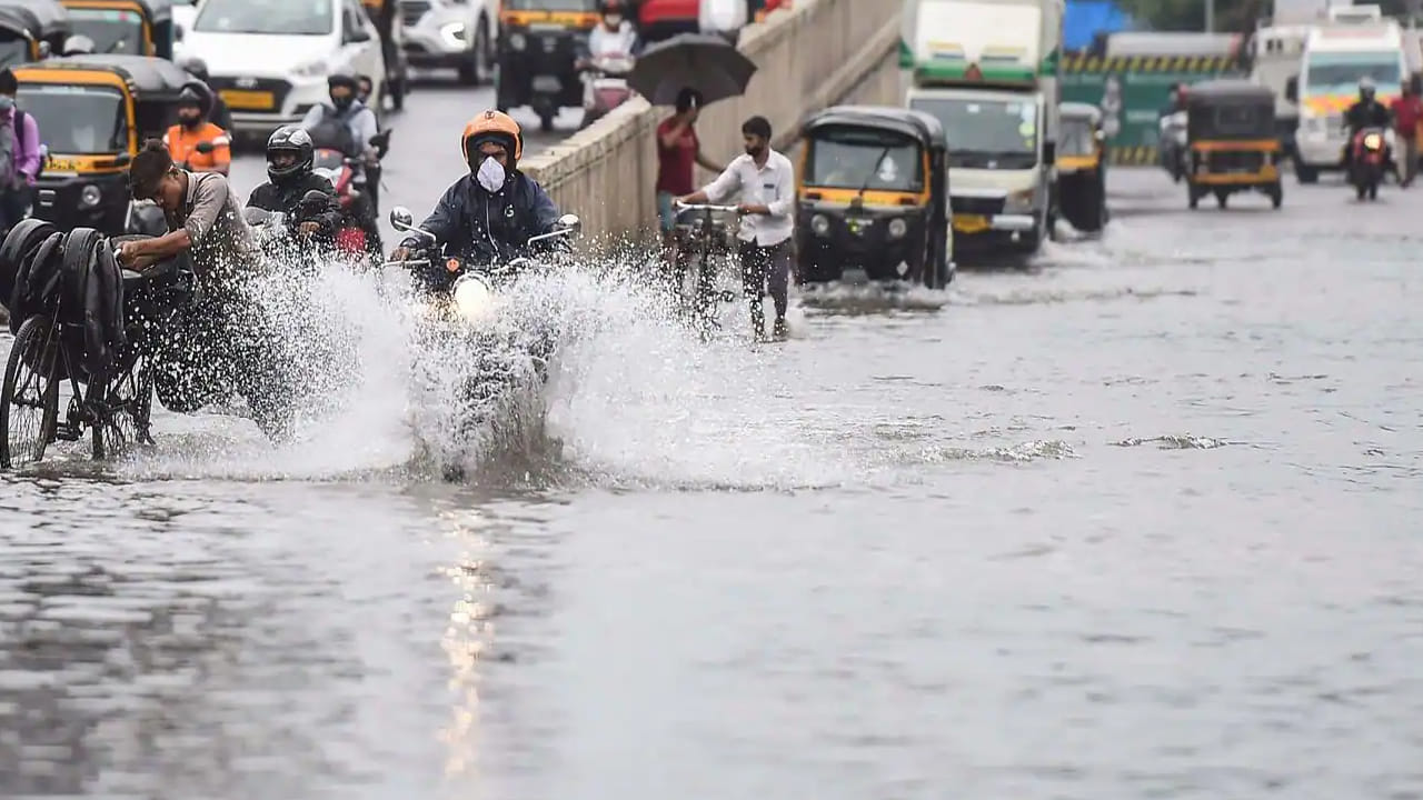 ఉత్తర భారతదేశంలోని పలు రాష్ట్రాల్లో భారీ వర్షాలు కురుస్తున్నాయి. వర్షం ధాటికి పలు ప్రాంతాల్లో రహదారలన్నీ చెరువులు తలపిస్తున్నాయి. లోతట్టు ప్రాంతాలన్నీ మునిగిపోయాయి. దీంతో చాలా ప్రాంతాల్లో ట్రాఫిక్ జాం కావడంతో ఎక్కడికక్కడే వాహనాలు నిలిచిపోయాయి. 
