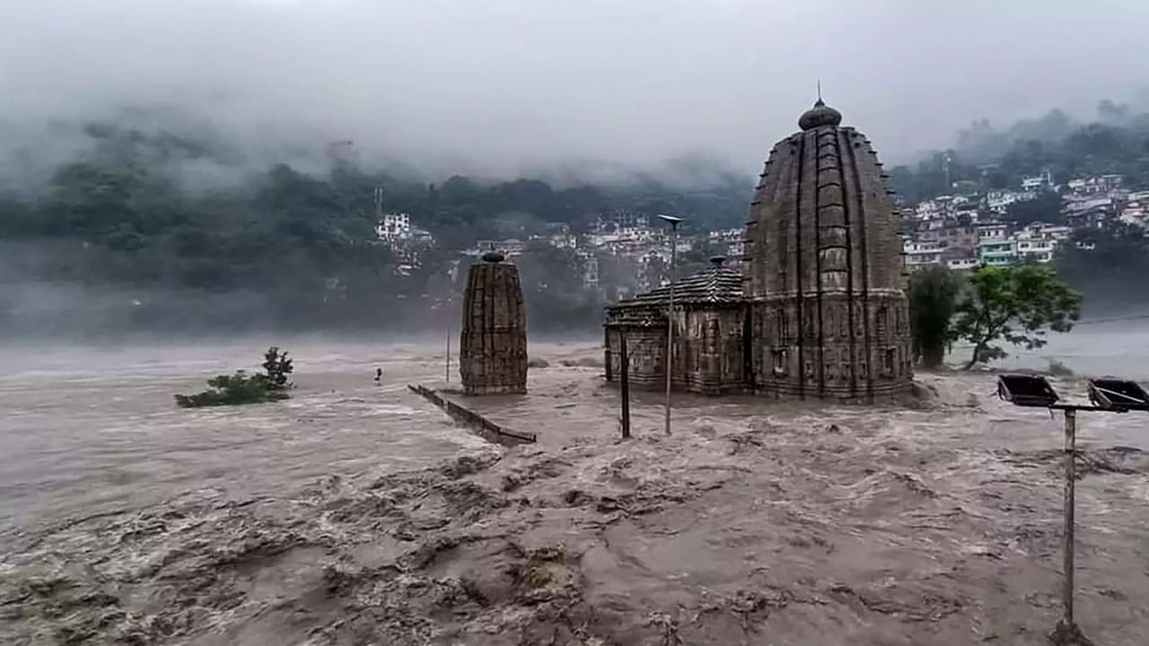 మూడు రోజులుగా కురుస్తున్న భారీ వర్షాల వల్ల ఇప్పటిదాక 28 మంది మృతి చెందడం కలకలం రేపుతోంది. మరో రెండు రోజుల్లో ఆయా రాష్ట్రాలకు భారీ వరద ముప్పు వచ్చే అవకాశం ఉందని వాతావరణ శాఖ అంచనా వేసింది. 