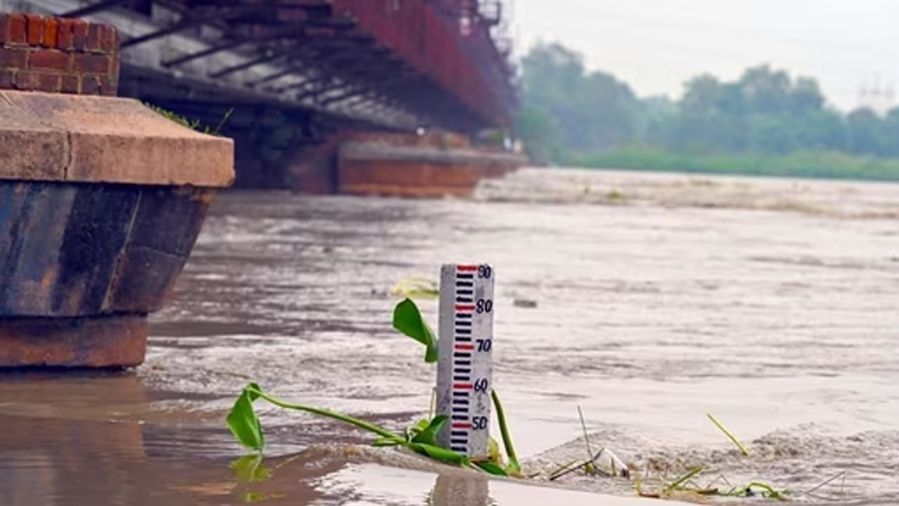ఢిల్లీలో ఇప్పటికే యమునా నది నీటిమట్టం స్థాయి తారా స్థాయికి చేరింది. దీంతో పలు ప్రాంతాలు జలమయమయ్యాయి. భారీ వర్షాల ప్రభావానికి పలు రాష్ట్రాల్లో పెద్ద ఎత్తున రహదారులు కూడా ధ్వంసమవ్వడం కలకలం రేపుతోంది. 