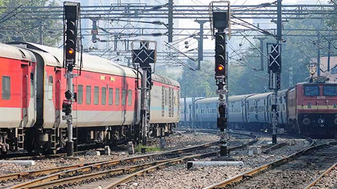 మరో విషయం ఏంటంటే రైలు పట్టాలపై నీళ్లు చేరగా రైలు ప్రయాణాలూ కూడా రద్దయ్యాయి. జులై 7 నుంచి 15వ తేదీ మధ్యలో 600కుపైగా ఎక్స్‌ప్రెస్‌ రైళ్లు, అలాగే 500కుపైగా ప్యాసింజర్‌ రైళ్ల రాకపోకలపై వరదల ప్రభావం పడినట్లు రైల్వేశాఖ తెలిపింది. 