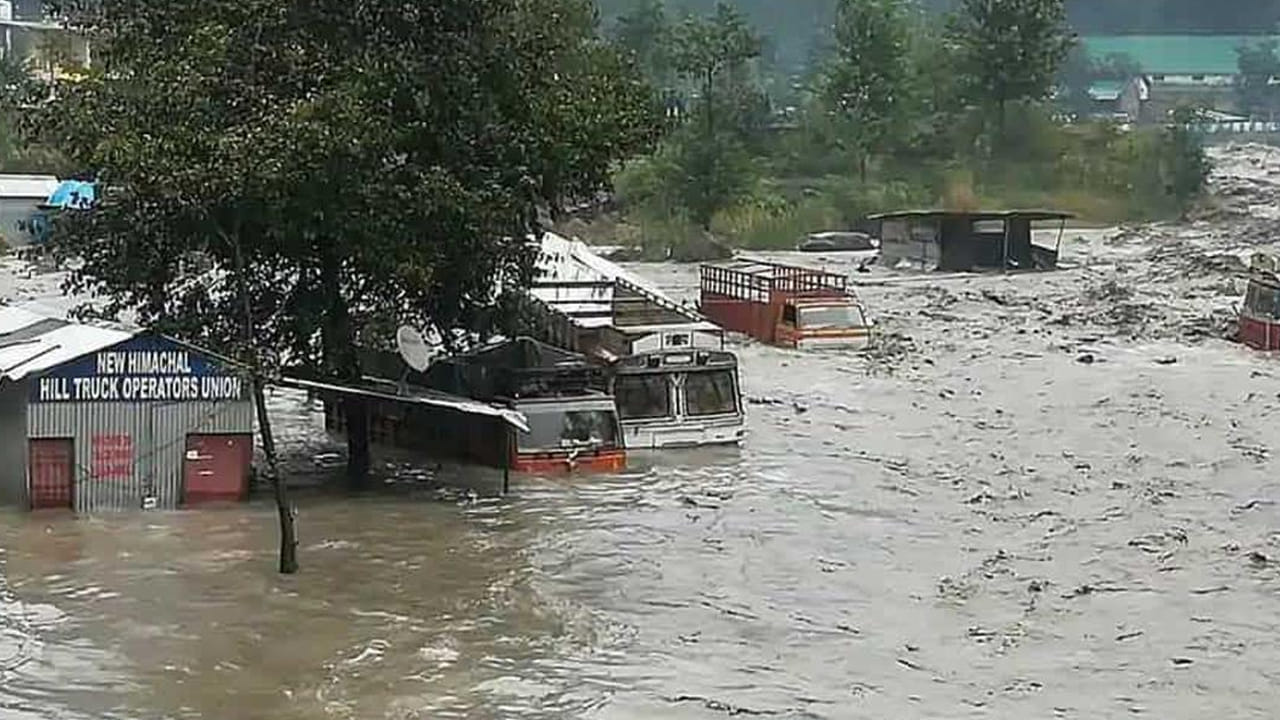 ఉత్తర భారత్‌లో కురుస్తున్న భారీ వర్షాల వల్ల వర్షపాతం 243.2 మిల్లీమీటర్లకు చేరుకుంది. అయితే ఇది సాధారణ వర్షపాతం(239 మి.మీల) కంటే ఎక్కువే. జూన్ నెల చివరినాటికి 10 శాతం లోటు వర్షపాతం నమోదైంది. కానీ జులై తొలినాళ్లలో కురిసిన భారీ వర్షాలు ఈ లోటును పూడ్చేసినట్లు భారత వాతావరణ శాఖ తెలిపింది. 