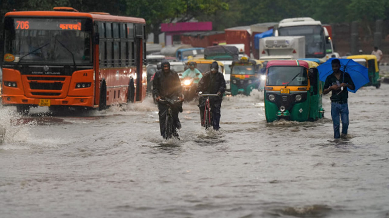 ఇప్పటికే హిమాచల్ ప్రదేశ్, పంజాబ్, ఉత్తరాఖండ్, ఢిల్లీ హర్యాణా, జమ్మూకశ్మీర్, రాజస్థాన్ రాష్ట్రాలతో పాటు పలు ప్రాంతాలకు వరద ముప్పు ఉందని వాతావరణ శాఖ హెచ్చరించింది. మరోవైపు యమునా నది నీటిమట్టం కూడా వార్నింగ్ మార్క్‌ను దాటి ప్రమాదకర స్థాయికి చేరింది. అలాగే దేశంలో కూడా నీటిమట్టాలు కూడా క్రమంగా పెరుగుతున్నాయని సెంట్రల్ వాటర్ కమిషన్ పేర్కొంది. 