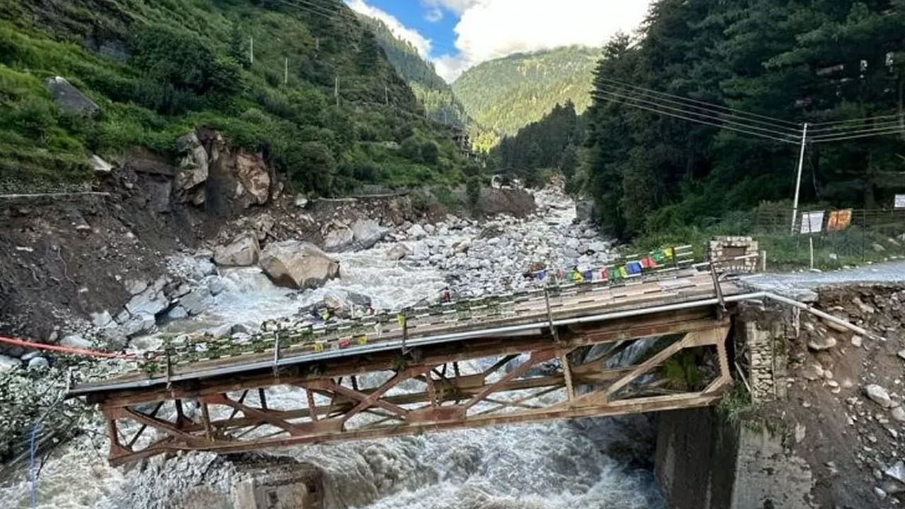 వరదల వల్ల హిమాచల్ ప్రదేశ్ తీవ్రంగా ప్రభావమైన సంగతి తెలిసిందే. ఈ దుర్ఘటనలో ఇప్పటివరకు 88 మంది చనిపోయారు. 16 మంది గల్లంతైనట్లు సమాచారం. అలాగే చాలా ప్రాంతాల్లో రోడ్లు, ఇళ్లు ధ్వంసమయ్యాయి. 