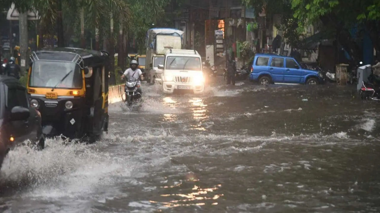 పంజాబ్, యూపీలోని వారణాసిలో కూడా భారీ వర్షాలు కురవడంతో జనజీవనం స్థంభించింది. రాజస్థాన్‌లో వర్షాల వల్ల గత 24 గంటల్లో నలుగురు మరణించడం ఆందోళన కలిగిస్తోంది. మరోవైపు కేరళ, కర్ణాటకలో కూడా భారీ వర్షాలు కురుస్తున్నాయి.  