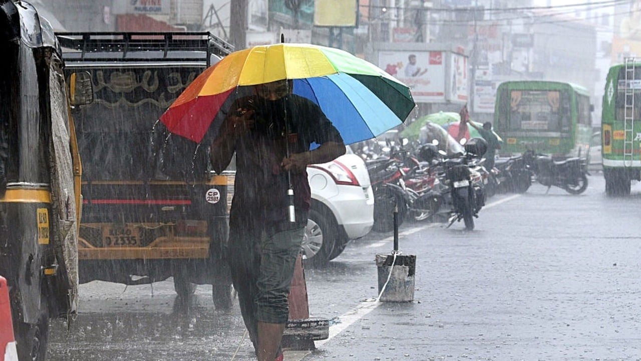 Heavy Rain Alert: తెలంగాణతోపాటు.. ఆంధ్రప్రదేశ్ లో వర్షాలు విస్తారంగా కురుస్తున్నాయి. ఈ క్రమంలో తెలంగాణలో వచ్చే ఐదురోజుల పాటు భారీ వర్షాలు కురిసే అవకాశం ఉందని వాతావరణ శాఖ అలర్ట్ జారీ చేసింది. ఖమ్మం, మహబూబాబాద్‌, వరంగల్‌, హన్మకొండ, జనగాం జిల్లాల్లో అత్యంత భారీ వర్షాలు కురిసే అవకాశం ఉందని.. అప్రమత్తంగా ఉండాలని హెచ్చరిస్తూ ఐఎండీ రెడ్‌ అలెర్ట్‌ జారీ చేసింది. 