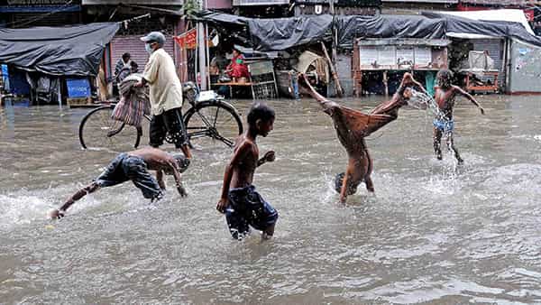 Stagnant Water Issue: వర్షపు నీటిలో పడవలు వేస్తూ ఆడుకుంటారా? ఆ వ్యాధులు వచ్చే అవకాశం ఉందంటూ వైద్యుల హెచ్చరిక