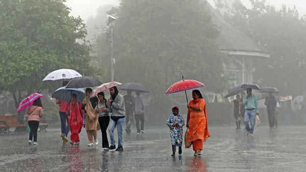 Weather Forecast: బంగాళాఖాతంలో ఉపరితల ఆవర్తనం.. తడిసి ముద్దవనున్న తెలుగు రాష్ట్రాలు..