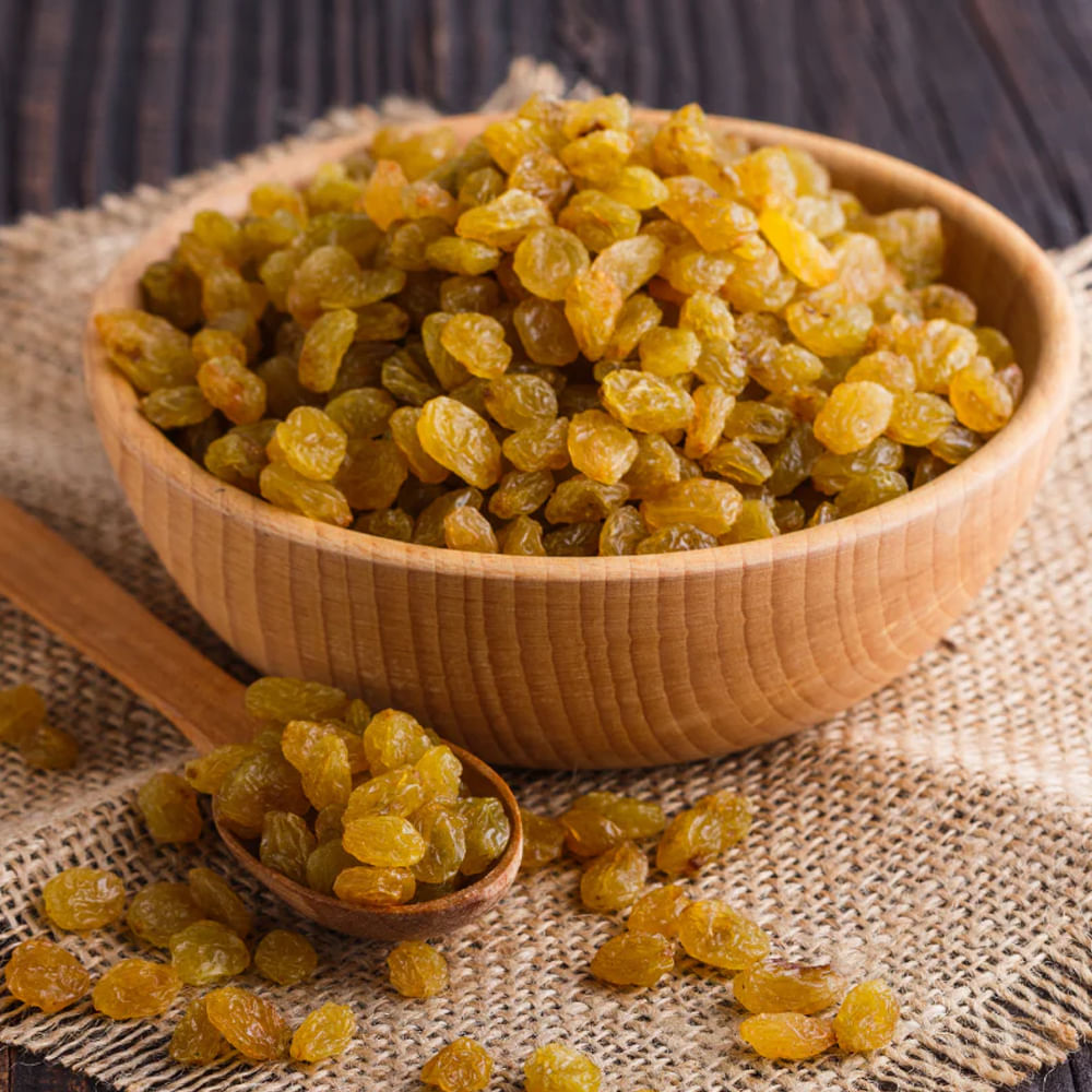 ఎండు ద్రాక్: ఎండు ద్రాక్షలు మన శరీరానికి ఎంతో మేలు చేస్తాయి. వీటిలో పుష్కలంగా ఐరన్, ప్రోటీన్, ఫైబర్ వంటి పోషకాలు ఉన్నాయి. రోజూ వీటిని తింటే శరీర బలహీనత దూరమవడమే కాక రక్తంలో హిమోగ్లోబిన్ కూడా పెరుగుతుంది. పరగడుపున కిస్మిస్ తినడం వల్ల రోగనిరోధకశక్తి పెరుగుతుంది. ప్రతిరోజూ రాత్రి 6 కిస్మిస్ నీళ్లలో నానబెట్టి ఉదయం పరగడుపున తినాలి.