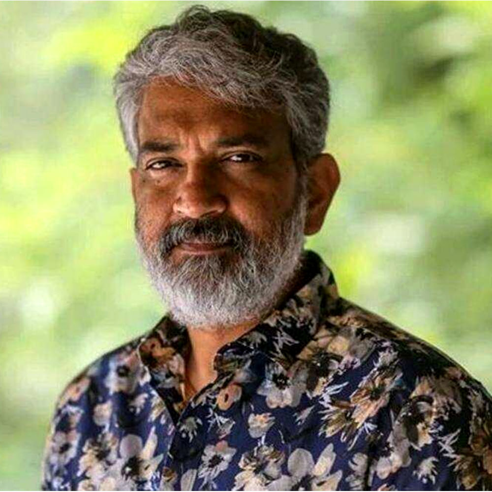 సెంట్రల్ తమిళనాడులో రోడ్ ట్రిప్కి వెళ్లారు రాజమౌళి. కుమార్తె అడగటంతో ఈ విజిట్ చేసినట్టు తెలిపారు. గత కొన్నాళ్లుగా ఫారిన్ ట్రిప్లో ఉండి, ఇప్పుడు సొంత నేల మీద తిరుగుతుంటే రిఫ్రెషింగ్గా ఉందనిపించిందన్నారు. శ్రీరంగం, దారాసురం, బృహదీశ్వరాలయం, రామేశ్వరం, తూత్తుకుడి, మదురైకి వెళ్లినట్టు చెప్పారు. అక్కడి విజువల్స్ ని సోషల్ మీడియాలో షేర్ చేశారు.