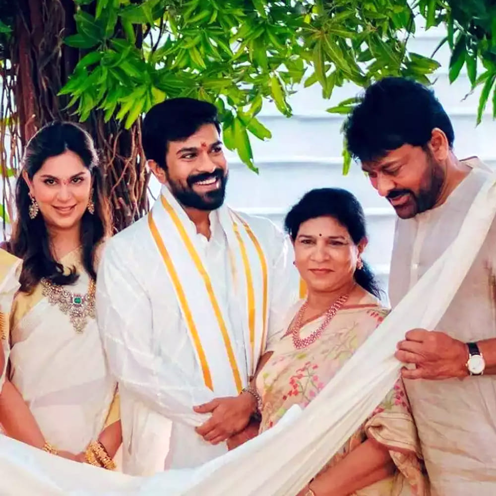 Ram charan - ఫారెస్ట్ థీమ్‌  రామ్‌, చరణ్‌ ఉపాసన తనయ క్లీంకారా కొణిదెల రూమ్‌ డెకరేషన్‌కి సంబంధించి  వీడియో వైరల్‌ అవుతోంది. తమ కుమార్తెకు ఇంట్లో ఫారెస్ట్ బేస్డ్ థీమ్‌ని ఏర్పాటు చేసిన విషయాన్ని చెబుతూ స్నీక్‌ పీక్‌ విడుదల చేశారు. చూడ్డానికి సౌందర్యాత్మకంగా, మైల్డ్ కలర్స్ తో మెప్పిస్తోంది థీమ్‌.  జంతువుల పెయింటింగ్స్ తో, బొమ్మలతో ఏర్పాటు చేశారు.  