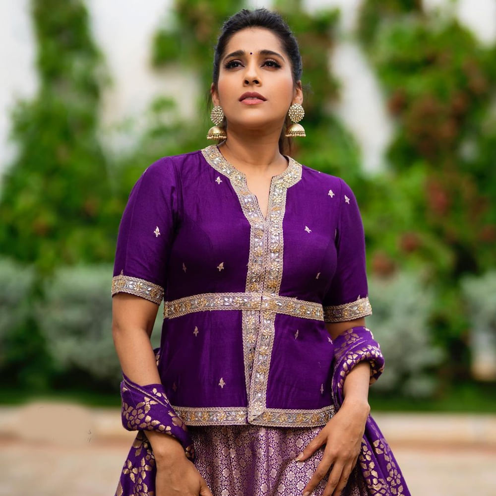 టెలివిజన్ స్టార్ యాంకర్ గా అందరికి సుపరిచితం రష్మీ గౌతమ్. పలు టీవీషోలతో మంచి గుర్తింపు తెచ్చికుంది ఈ భామ. బుల్లితెరపైనే కాదు సినిమాల్లో కూడా చేస్తూ ఆకట్టుకుంటుంది. గుంటూరు టాకీస్, అంతకు మించి చిత్రాలతో మెప్పించింది. ఇటీవల నందుకి జోడిగా బొమ్మ బ్లాక్ బస్టర్ చిత్రంలో కథానాయకిగా నటించింది. తాజాగా సోషల్ మీడియాలో ఈ ముద్దుగుమ్మ షేర్ చేసిన ఫోటోలకు కుర్రాళ్లు ఫిదా అవుతున్నారు.