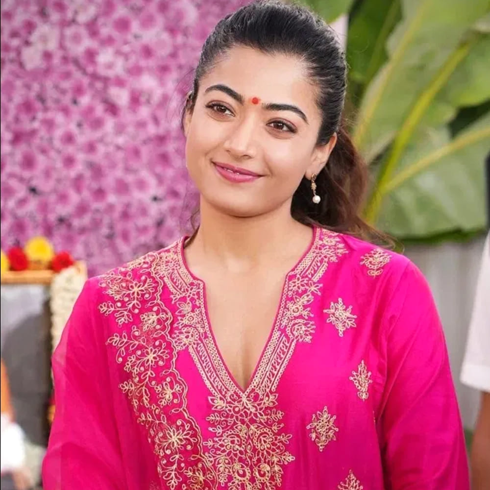 కర్ణాటక కూర్గులోని తన ఇల్లంటే ఎంతో ఇష్టమని చెప్పారు రష్మిక. నెటిజన్లతో ముచ్చటించారు ఈ భామ. తనకు ఆరు భాషలు వచ్చని అన్నారు. ఏ ప్రదేశానికి వెళ్తే వాళ్లతో కలిసిపోవడాన్ని ఇష్టపడతానని చెప్పారు. హిందీలో యానిమల్లో నటిస్తున్నారు రష్మిక. తెలుగులో పుష్ప2, రెయిన్బో తో పాటు మరికొన్ని సినిమాలు ఆమె చేతిలో ఉన్నాయి.