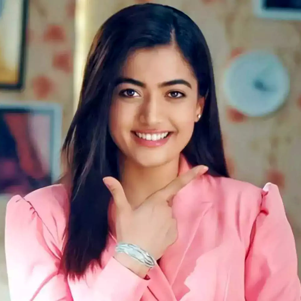 ఒకేసారి ఇన్ని సినిమాలకు డేట్స్ అడ్జస్ట్ చేయడం కుదరకపోవడంతో.. నిర్మాతలతో మాట్లాడి తప్పుకున్నారు రష్మిక.    రష్మిక తప్పుకోవడం నితిన్ సినిమాకు కచ్చితంగా పెద్ద లాస్. ఎందుకంటే ఆమె సినిమాలో ఉంటే సినిమాకు పాన్ ఇండియా క్రేజ్ వస్తుంది. రష్మిక స్థానంలో కృతి శెట్టిని ఎంపిక చేసే అవకాశాలు కనిపిస్తున్నాయి.