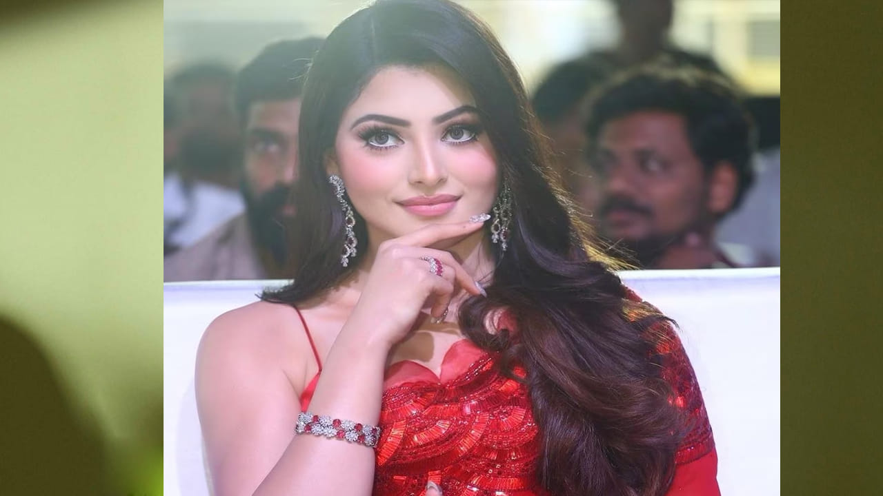 మోడల్ ఊర్వశి రౌతేలా సోషల్ మీడియాలో స్టార్. వివిధ సోషల్ మీడియా ప్లాట్‌ఫామ్‌లలో కోట్లాది మంది ఆమెను ఫాలో అవుతున్నారు. ఇప్పుడు సంపాదన విషయంలోనూ బాలీవుడ్ వెటరన్‌లను వెనక్కినెట్టేసింది.