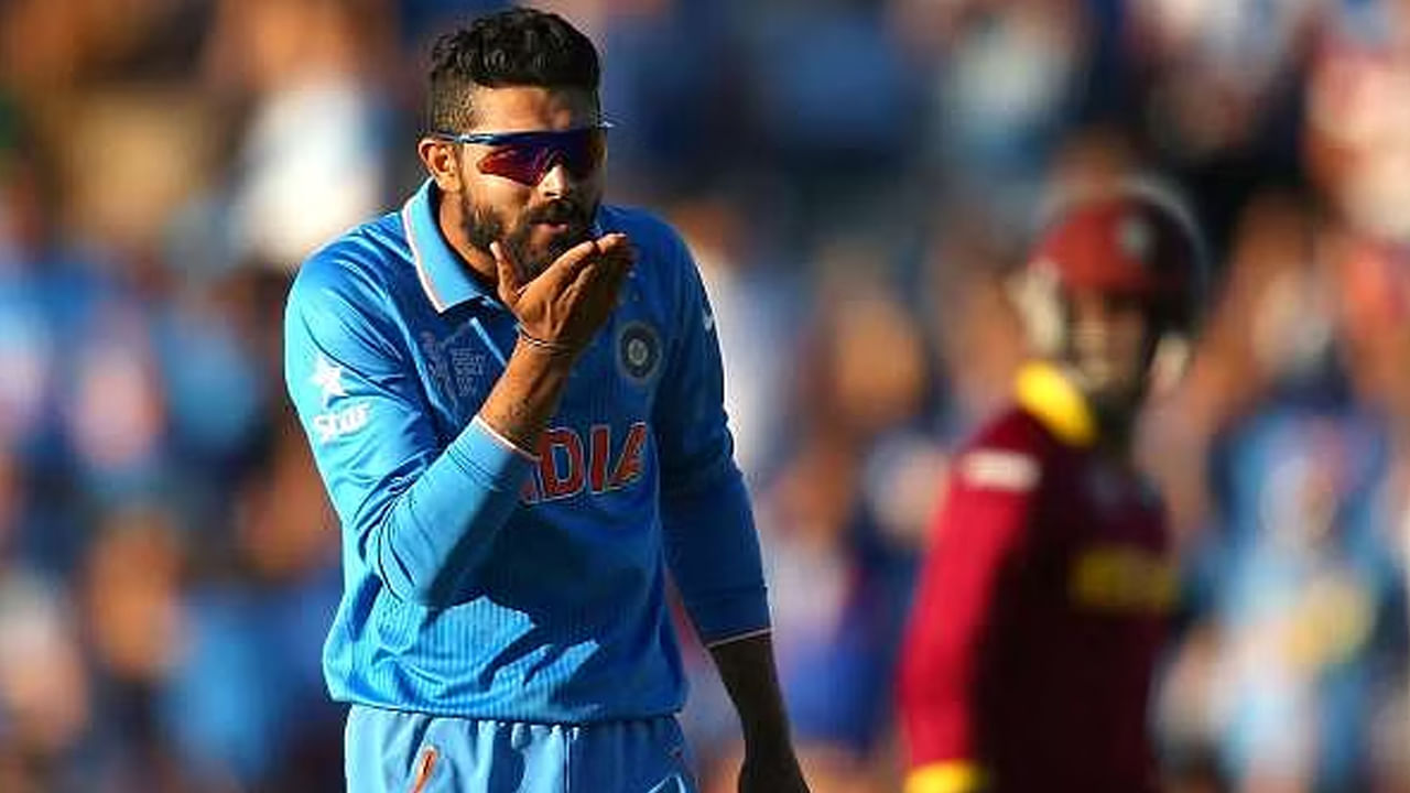 Ravindra Jadeja: భారత్, వెస్టిండీస్ క్రికెట్ జట్ల మధ్య గురువారం జరిగిన తొలి వన్డేలో 3 వికెట్లు తీసిన టీమిండియా ఆల్‌రౌండర్ రవీంద్ర జడేజా ఓ అరుదైన రికార్డును తన సొంతం చేసుకున్నాడు. 