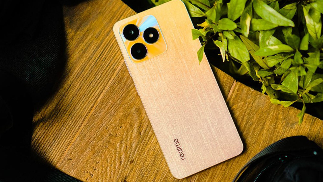 ధర విషయానికొస్తే ఈ స్మార్ట్‌ ఫోన్‌ ధరకు సంబంధించి ఇప్పటి వరకు ఎలాంటి అధికారిక ప్రకటన రాలేదు. అయితే ఇతర దేశాల్లో లాంచ్‌ అయిన ధరల ఆధారంగా ఈ ఫోన్‌ ధర రూ. 13వేల లోపు ఉండొచ్చని అంచనా వేశారు. 