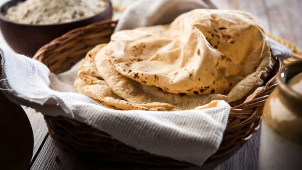 రొట్టెలు తయారు చేసిన చాలా సేపటి తర్వాత తినలేం. చాలా మంది ఆఫీసులకు, పాఠశాలలకు, కళాశాలలకు టిఫిన్ బాక్సులో రొట్టెలు తీసుకెళ్తుంటారు. అలాంటప్పుడు, మీరు మృదువైన రొట్టె తయారీకి చిట్కాలను తెలుసుకోవాలి.