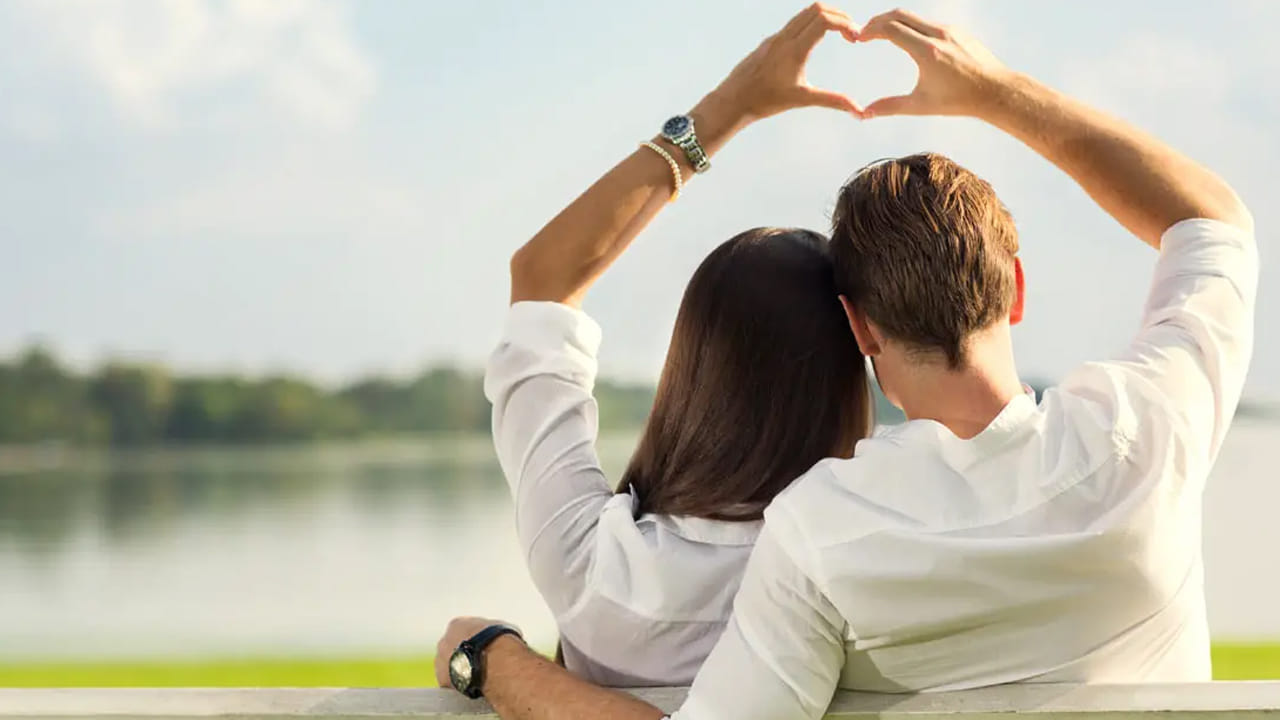 Relationship Tips: జీవితంలో వివాహ బంధం అనేది చాలా ముఖ్యమైన విషయం. పెళ్లికి ముందు మనసులో చాలా ప్రశ్నలు మెదులుతుంటాయి. ఇవి మీ వైవాహిక జీవితంపై తీవ్ర ప్రభావం చూపుతుంది. అందుకే వివాహా బంధం నిర్ణయంలో ఏదైనా తప్పటడుగులు వేస్తే యువకులైనా.. యువతులైనా జీవితాంతం పశ్చాత్తాపపడే అవకాశముంది. మీది ప్రేమ వివాహమైనా లేదా పెద్దల సమక్షంలో కుదిరిన వివాహమైనా.. పెళ్లికి ముందు కొన్ని విషయాలు క్లియర్ చేసుకోవడం మంచిది. 