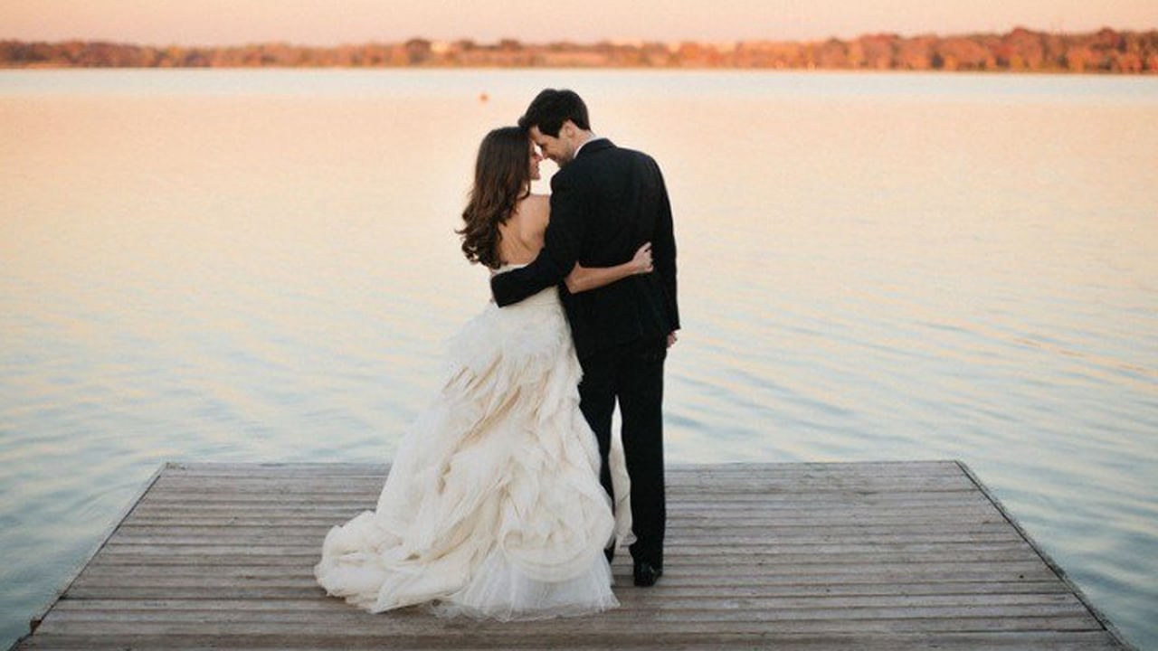 పని - కుటుంబం గురించి కూడా మాట్లాడండి: పెళ్లయిన తర్వాత చాలా సార్లు వర్కింగ్ కపుల్స్ కి పని విషయంలోనూ, ఫ్యామిలీ విషయంలోనూ విభేదాలు వస్తాయి. ఈ సమస్యను నివారించడానికి పెళ్లికి ముందు భాగస్వామితో మాట్లాడటం ద్వారా ప్రతిదీ క్లియర్ చేసుకోవడం అవసరం. తద్వారా వివాహానంతరం పని చేస్తున్నప్పుడు మీకు లేదా మీ కుటుంబానికి ఎలాంటి ఇబ్బందులు కలగకుండా.. మీ వైవాహిక జీవితం ఆనందంగా కొనసాగుతుంది.