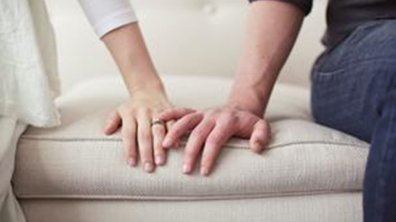 ఆర్థిక స్థితిని పంచుకోండి: వివాహానికి ముందు మీరు మీ ఆర్థిక పరిస్థితిని ఒకరితో ఒకరు పంచుకుంటే అది మీకు మంచిది. వాస్తవానికి పెళ్లయిన తర్వాత చాలా సార్లు డబ్బు కోసం జంటలు గొడవ పడుతుంటారు. అందుకే పెళ్లికి ముందు మీ భాగస్వామితో మీ గురించి, మీ ఆర్థిక పరిస్థితి గురించి మాట్లాడటం చాలా ముఖ్యం. తద్వారా మీ వైవాహిక జీవితం ఎల్లప్పుడూ సంతోషంగా ఉంటుంది.