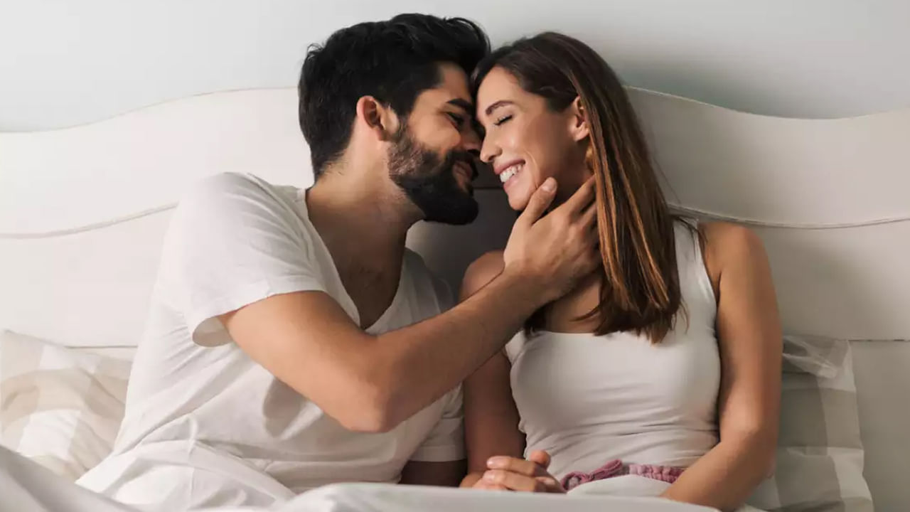 చేప: స్పెర్మ్ కదలిక చేపల వినియోగంతో ముడిపడి ఉందని అనేక అధ్యయనాలలో వెల్లడైంది. ఒమేగా -3 కొవ్వు ఆమ్లాలు చేపలలో పుష్కలంగా కనిపిస్తాయి. ఇది పురుషుల ఆరోగ్యానికి చాలా ముఖ్యమైన ఆహారం.. చేపలు తినడం వల్ల పురుషుల్లో సంతానోత్పత్తి మెరుగుపడుతుంది.