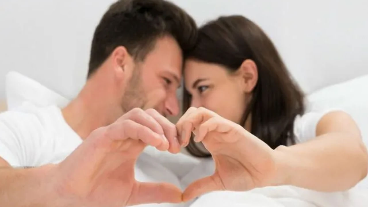 తగాదాలను పరిష్కరించుకున్న తర్వాత నిద్రపోండిః గొడవల తర్వాత దంపతులు ఎప్పుడూ నిద్రపోరనే విషయాన్ని రిలేషన్ షిప్ చిట్కాలలో తరచుగా వినే ఉంటారు. ఇది తరచూ జరుగుతుంది.. అయితే, భార్యాభర్తలు గొడవ తర్వాత నిద్రపోవాలి. అయితే భార్యాభర్తల మధ్య గొడవలు వచ్చినప్పుడు ఇద్దరి మానసిక స్థితి చాలా దారుణంగా ఉంటుంది. ఆ సమయంలో ఒకరితో ఒకరు మాట్లాడుకోవాలని కూడా అనిపించదు. అటువంటి పరిస్థితిలో, మీరు పదేపదే అదే అంశంపై మాట్లాడినట్లయితే, అప్పుడు విషయం మరింత దిగజారే అవకాశం ఉంది.