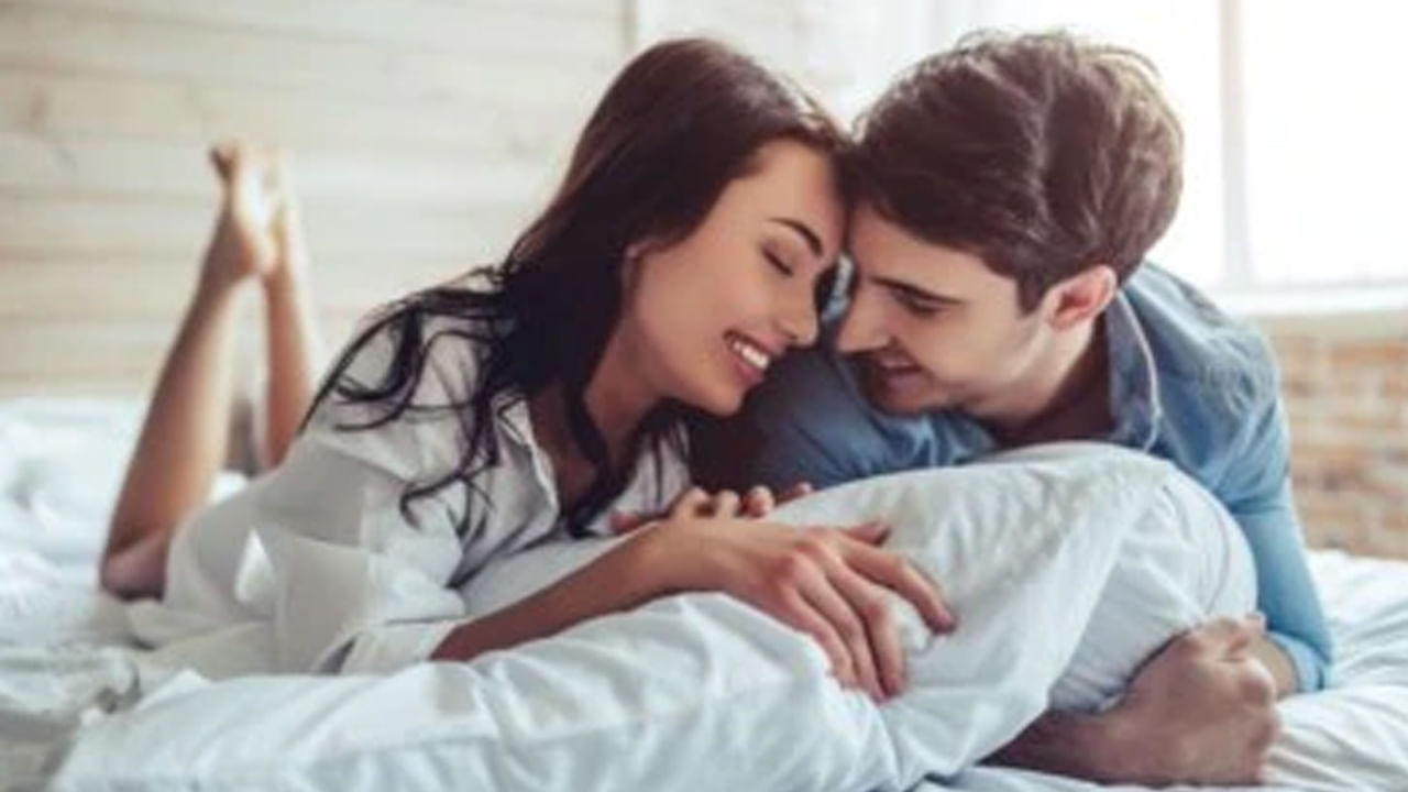 Marriage Relationship: బంధం బలంగా ఉండాలంటే.. భార్యాభర్తలిద్దరూ కొన్ని విషయాలను పట్టించుకోకుండా ఉండటమే బెటర్.. తరచుగా వ్యక్తులు సంబంధాన్ని ఎక్కువ కాలం కొనసాగించడానికి, ప్రేమ, ఆప్యాయత గురించి.. అనేక చిట్కాలను చెబుతుంటారు. మంచి సంబంధానికి సంబంధించి మంచి సలహాలు.. సూచనలు చేస్తారు. తద్వారా భాగస్వాముల మధ్య ఎటువంటి చీలిక ఏర్పడదు.. అయినప్పటికీ, ఈ చిట్కాలను అనుసరించడం వలన చాలా సార్లు సంబంధం మెరుగుపడటానికి బదులుగా.. రిలేషన్షిప్ మరింత దిగజారిపోయే అవకాశం ఉంది.