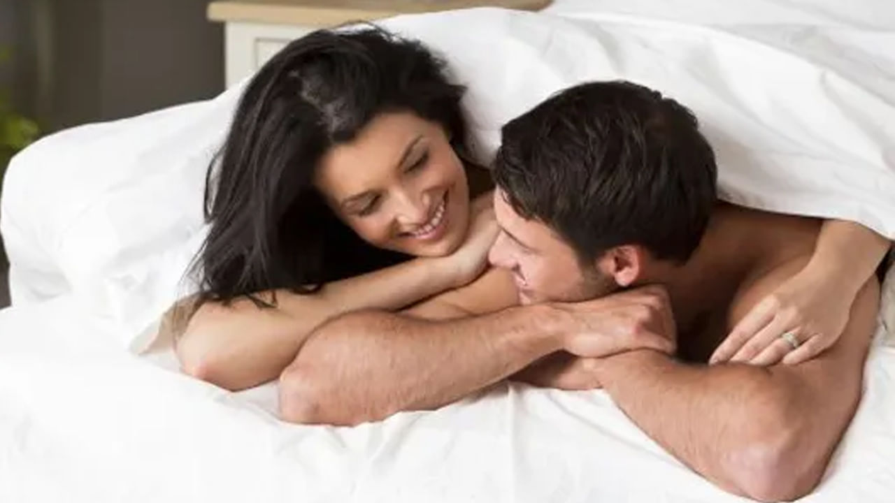 How To Increase Sperm Count: పురుషులు చిన్నప్పటి నుంచి చాలా బాధ్యతలు తీసుకుంటుంటారు. చదువులు.. ఉద్యోగాల ఒత్తిడి, బాధ్యతలు ఇలా ఎన్నో సమస్యలతో వారు తరచుగా తమ ఆరోగ్యాన్ని జాగ్రత్తగా చూసుకోలేరు. పెళ్లయిన తర్వాత ప్రతి మగాడు తండ్రి కావాలని కోరుకుంటారు. కానీ చాలాసార్లు అతను బలహీనమైన సంతానోత్పత్తి కారణంగా ఏళ్ల తరబడి సమస్యలను ఎదుర్కోవలసి వస్తుంది.