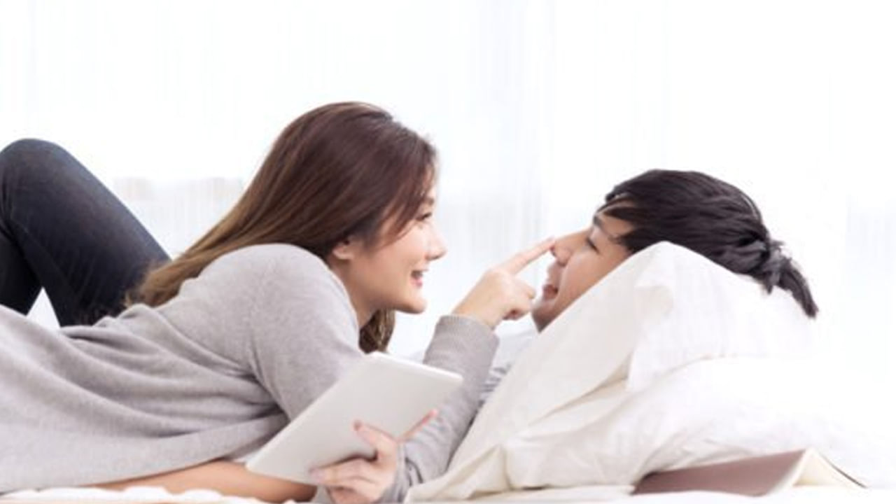 అబ్బాయిలే కాదు.. అమ్మాయిలు కూడాః ఒకప్పుడు అబ్బాయి, అమ్మాయి ఒకరినొకరు ఇష్టపడితే.. అబ్బాయి మాత్రమే మొదటి అడుగు వేయాలి. కానీ నేటి కాలంలో అలా జరగడం లేదు. ఒక అమ్మాయి అబ్బాయిని ఇష్టపడితే, ఆమె అతనితో తన మనసును బహిరంగంగా చెప్పగలదు. కాబట్టి ప్రతిదాన్ని ప్రారంభించేది ఎల్లప్పుడూ పురుషులే అనే సూచనకు దూరంగా ఉండండి..