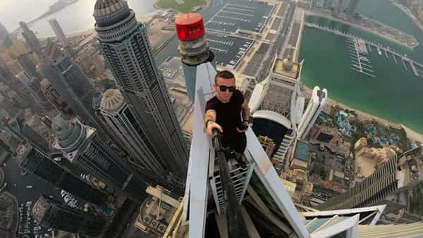 French Daredevil: ఆకాశహర్మ్యం మీద స్టంట్ చేస్తూ 68వ అంతస్తు నుండి పడి మరణించిన వ్యక్తి..