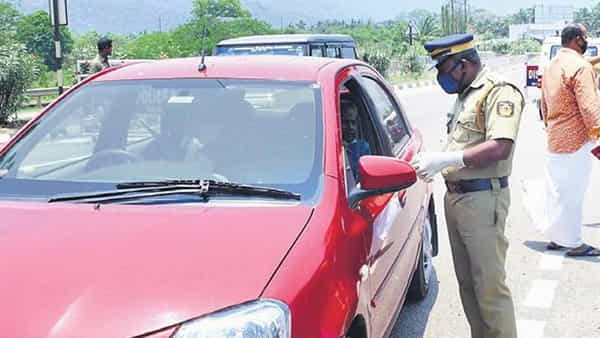 Chittoor: చెక్పోస్ట్ దగ్గర పోలీసుల సాధారణ తనిఖీలు.. అటుగా వెళ్తున్న కూలీల వేషధారణ చూడగా.!