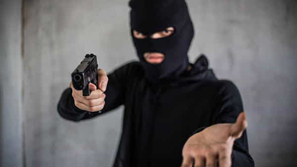 Viral: ముఖానికి ముసుగులు, చేతిలో పిస్టల్.. దొంగతనానికి వచ్చి.. చివరికి ఏం దోచుకెళ్లారో తెలిస్తే.!