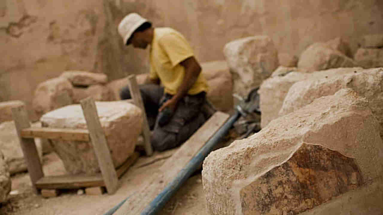 Viral: పొలం పనులు చేస్తుండగా బయటపడిన ట్రంక్ పెట్టె.. అనుమానమొచ్చి ఓపెన్ చేయగా.!