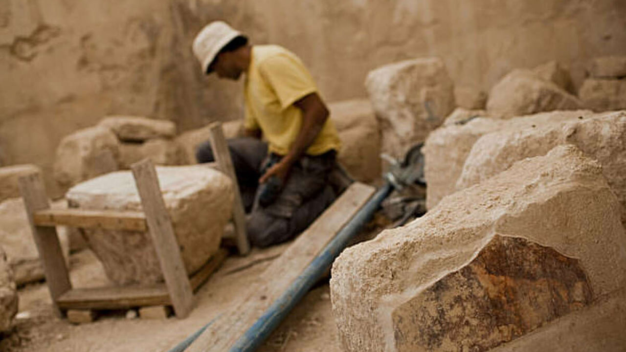 Viral: పొలం పనులు చేస్తుండగా బయటపడిన ట్రంక్ పెట్టె.. అనుమానమొచ్చి ఓపెన్ చేయగా.!