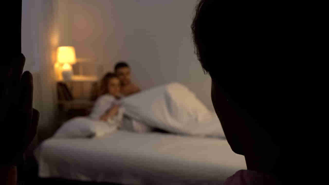 Lovers Caught: భర్త వెళ్లిపోయాడని ప్రియుడిని పిలిచింది.. ఇద్దరూ ఏకాంతంగా ఉండగా బిగ్ ట్విస్ట్.. ఊరు ఊరంతా కలిసి..