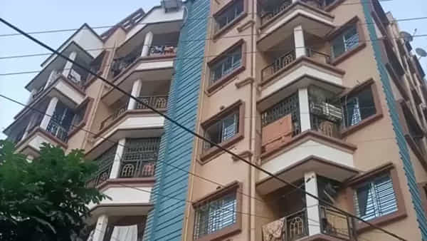 Viral: అపార్ట్మెంట్ వాసులకు ఒక్కసారిగా వినిపించిన పెద్ద శబ్దం.. ఏంటని వెళ్లి చూడగా.!