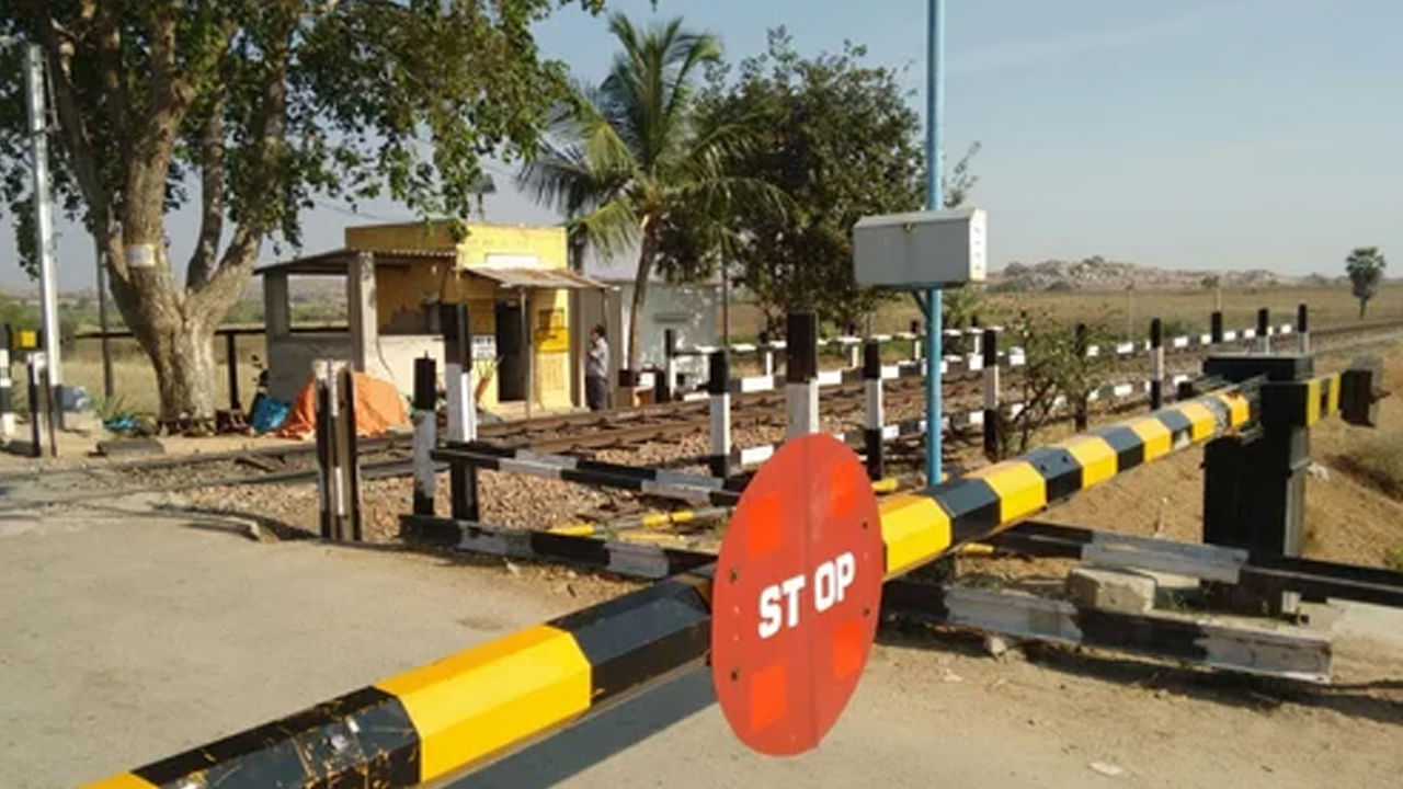 Telangana: ప్రాణాలను హరిస్తున్న రైల్వే గేట్.. సరిగ్గా ఆ సమయంలోనే గేటు పడటంతో..