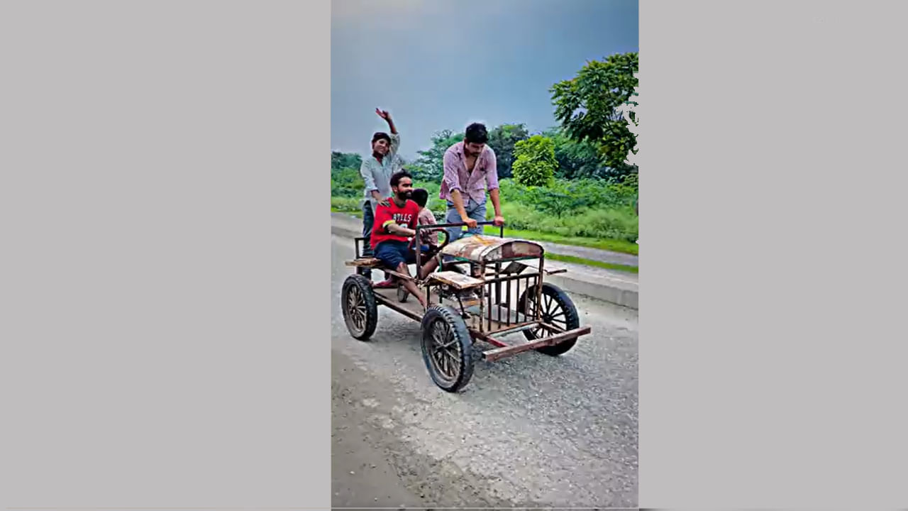 Watch Video: వావ్.. రోడ్డుపై దూసుకెళ్తున్న వినూత్న కారు.. కుర్రాళ్ల ప్రతిభను మెచ్చుకోవాల్సిందే