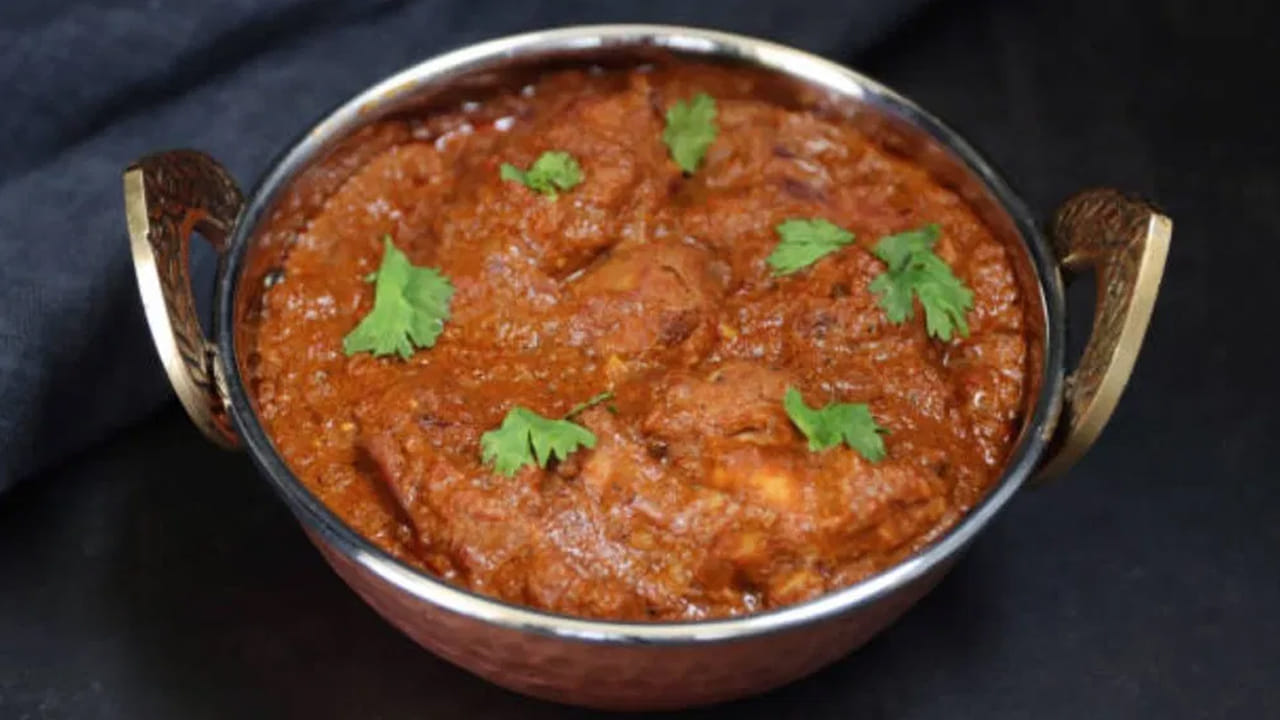 మసాల దినుసులు నుండి నూనెను తీసివేసిన తరువాత, వేయించిన మాంసాన్ని బాగా కలపాలి. కాసేపు ఉడికిన వేయించిన బంగాళదుంపలను మూతపెట్టి వేయాలి. 2 కప్పుల నీరు కలపండి.