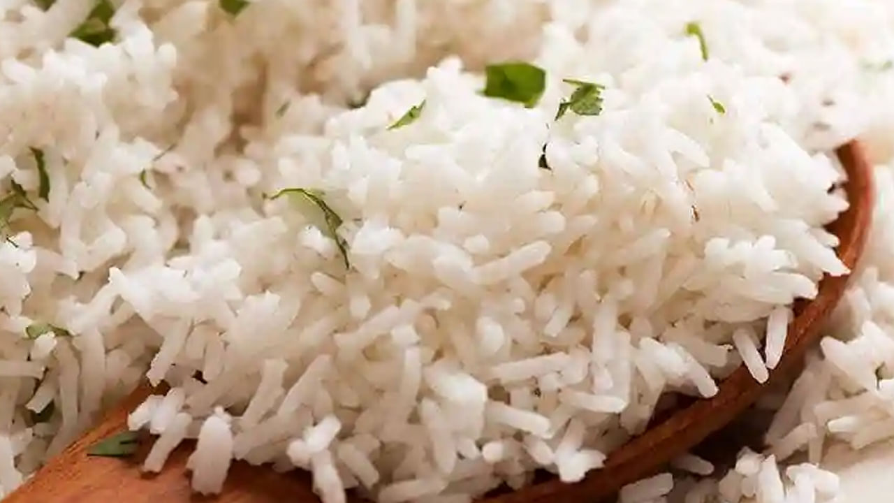  Rice Health Benefits: మనం ఆరోగ్యంగా ఉండాలంటే శరీరానికి తగినన్ని పోషకాలు లభించాలి. అప్పుడే మనం ఆరోగ్యంగా ఉండగలం.. అయితే, బియ్యంలో కూడా చాలా పోషకాలు దాగున్నాయి. అన్నం చేయడం పెద్ద కష్టమైన పని కాదు.. సులభంగా తయారు చేయవచ్చు. చాలా మంది అన్నం తినడాన్నే ఇష్టపడతారు. అన్నంలో కార్బోహైడ్రేట్స్ పుష్కలంగా ఉంటాయి. దీనితో పాటు ఇందులో ప్రోటీన్, కొవ్వు, కాల్షియం కూడా ఉంటాయి. అయితే, చాలా మందిలో రాత్రిపూట అన్నం తినాలా వద్దా అనే ప్రశ్న తరచూ తలెత్తుతుంటుంది. అన్నం తినండం వల్ల ప్రయోజనాలతో పాటు.. ప్రతికూలతలు కూడా ఉన్నాయంటున్నారు ఆరోగ్య నిపుణులు.. 