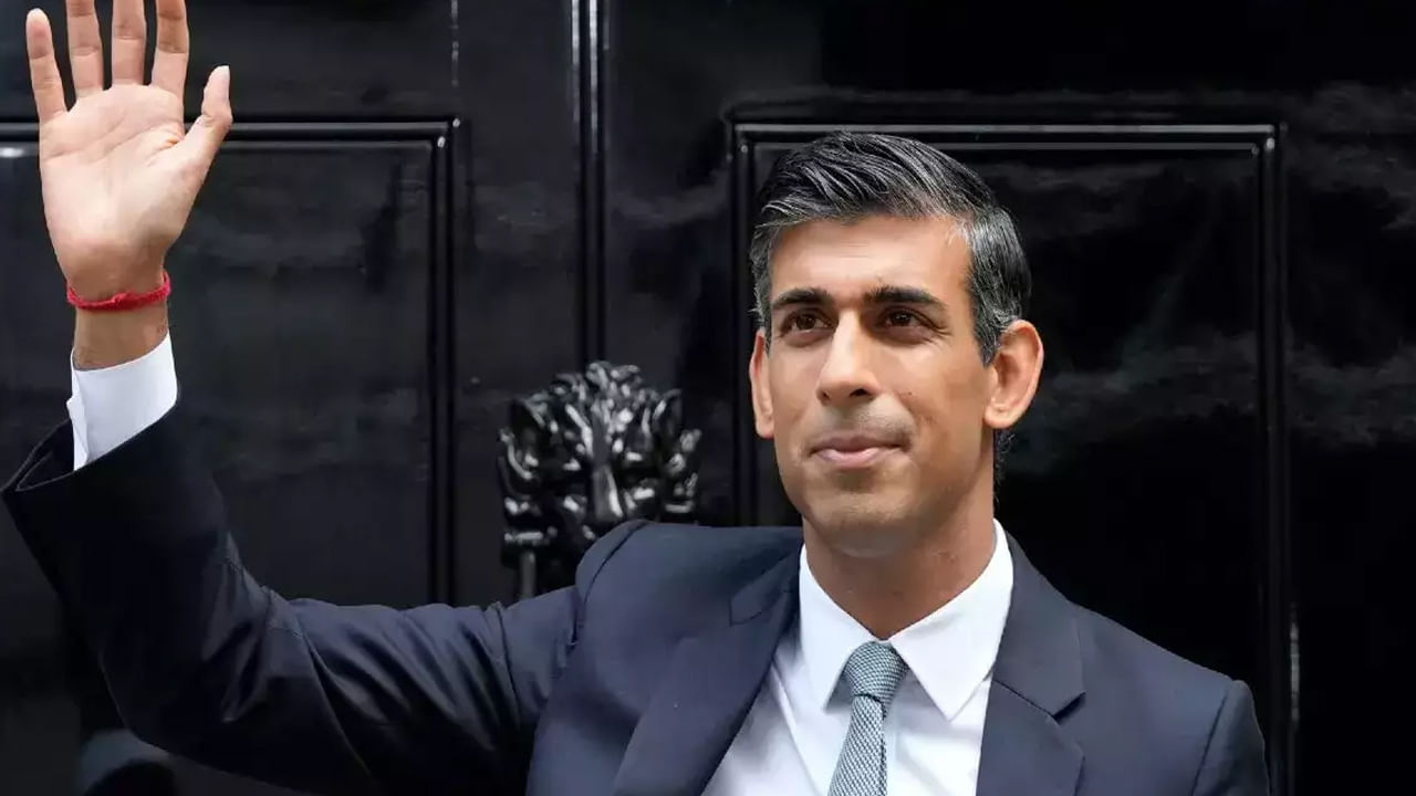 యూకే ప్రధాని రిషి సునాక్‌కు ఎదురుదెబ్బ తగలనున్నట్లు కనిపిస్తోంది. గత ఏడాది అక్టోబర్ నుంచి ఇప్పటివరకు చూస్తే అతని పాపులారిటీ అత్యంత కనిష్ఠ స్థాయికి పడిపోతోందని ఓ సర్వేలో తేలింది. ఈ నేపథ్యంలో ఆయన నాయకత్వంలో కన్జర్వేటివ్ పార్టీ ఎన్నికల్లో విజయం సాధించేందుకు అనేక సవాళ్లు ఎదుర్కోవాల్సిన పరిస్థితి వస్తుందని చెప్పింది. 
