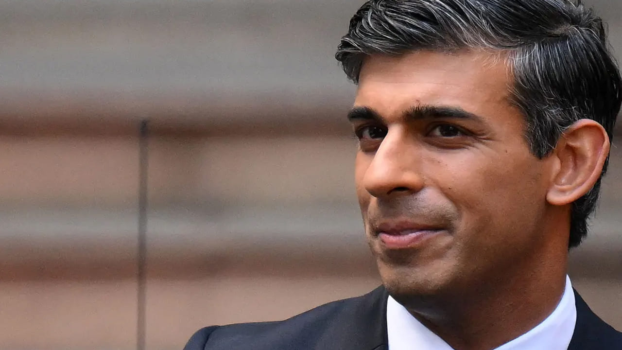 ఈ సర్వేలో 2,151 మంది బ్రిటన్ వాసుల నుంచి అభిప్రాయం సేకరించగా దాదాపు 65 శాతం మంది ప్రజలు ఆయనకు వ్యతిరేకంగా ఓటువేశారు. కేవలం 25 శాతం మంది మాత్రమే ఆయనకు అనుకూలంగా ఓటు వేసినట్లు సర్వే పేర్కొంది. దీంతో రిషి సునాక్‌పై ఉన్న సానుకుల దృక్పథం ఏకంగా 40 శాతం తగ్గింది. గత నెలతో పోలిస్తే 6 శాతం తగ్గినట్లు చెప్పింది. 
