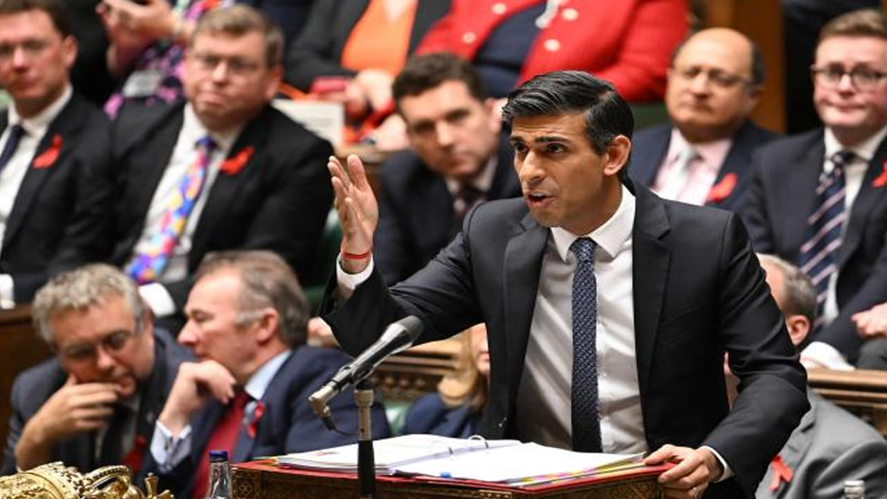 బ్రిటన్‌లో వచ్చే ఏడాది ఎన్నికలు జరగనున్నాయి. ప్రస్తుతం దేశంలో భారీగా ద్రవ్యోల్బణం పెరుగుతుండటంతో కన్జర్వేటివ్ పార్టీకి అతి పెద్ద సవాలు ఎదురుపడనుంది. లక్ష్యంగా పెట్టుకున్న శాతం కంటే నాలుగు రేట్లు అధికంగా ద్రవ్యోల్బణం రావడం ఆందోళనకు గురిచేస్తోంది. ఫలితంగా జీవన ఖర్చులు పెరిగి ప్రజలకు భారంగా మారాయి. వడ్డీరేట్ల పెంపు వల్ల వంటి పలు అంశాల పట్ల కూడా ప్రజల్లో వ్యతిరేకత పెరుగుతున్నట్లు తెలుస్తోంది. 